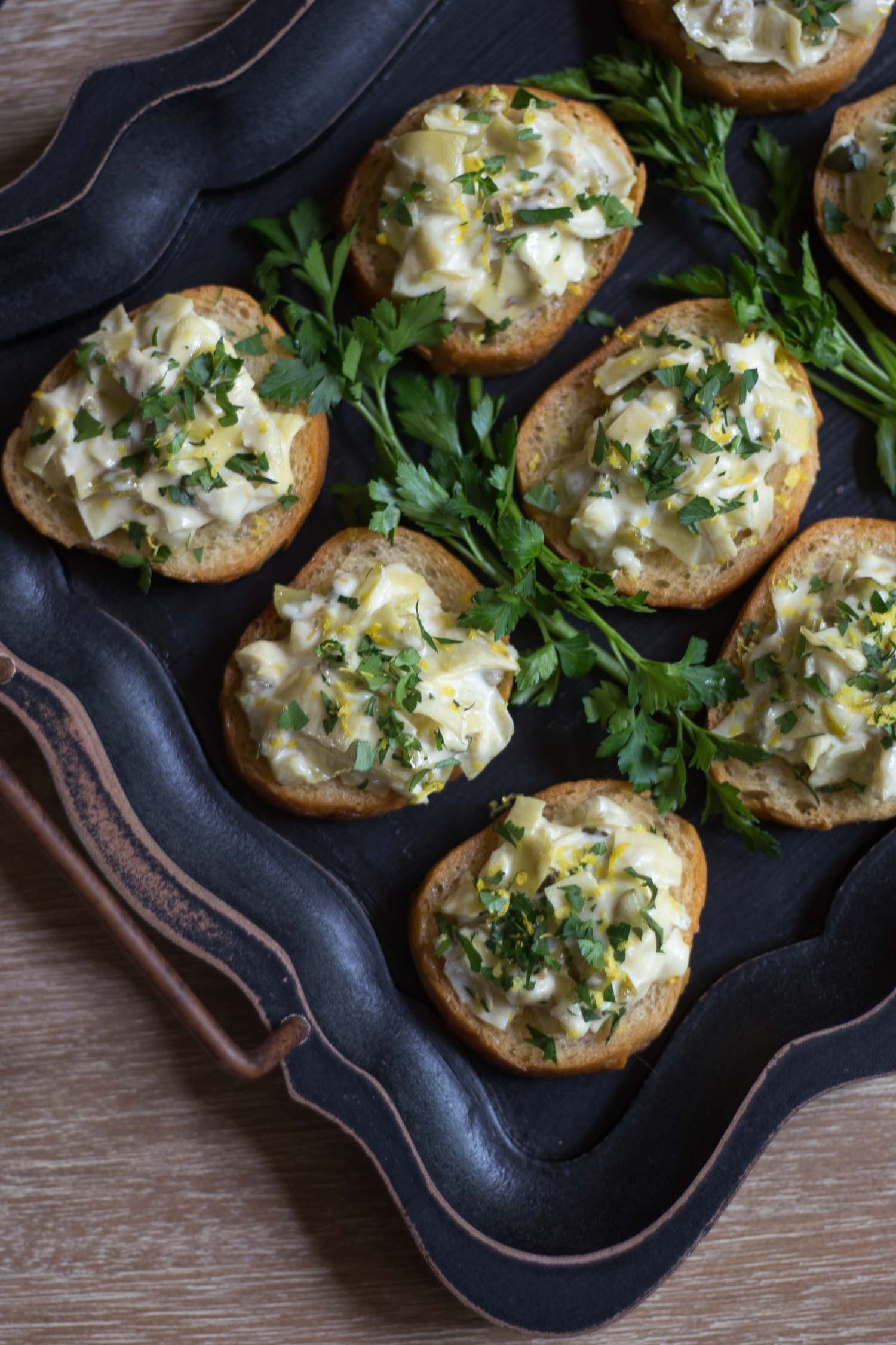 Artichoke crostini are a great finger food and work great for holiday parties. |artzyfoodie.com|