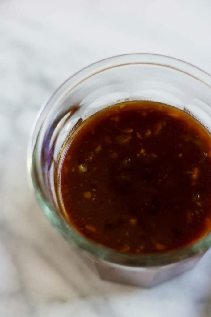 Ein Glas Miso-Ingwer-Sauce